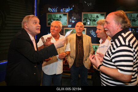 Táncdalénekesek a Napkeltében-stock-foto