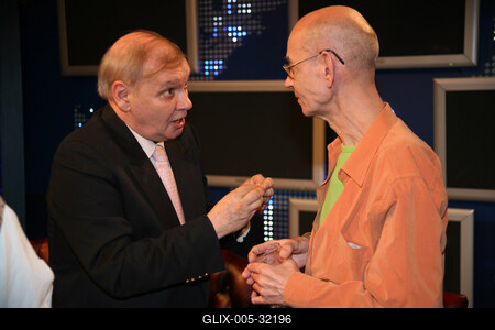 Táncdalénekesek a Napkeltében-stock-foto