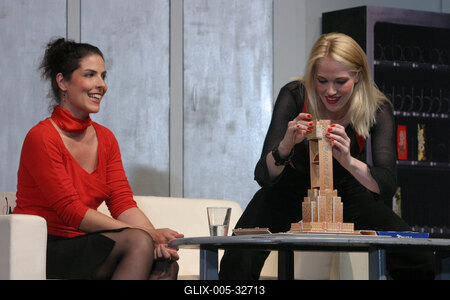 Mark Dunn: Öt nő az esőben-stock-foto