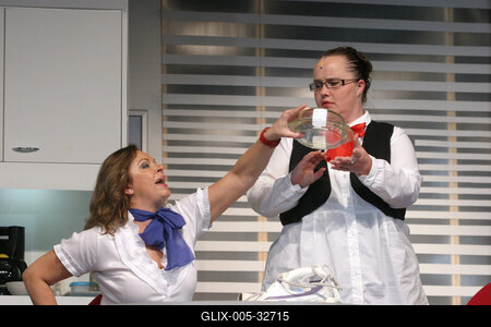 Mark Dunn: Öt nő az esőben-stock-foto