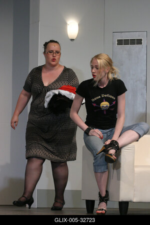 Mark Dunn: Öt nő az esőben-stock-foto