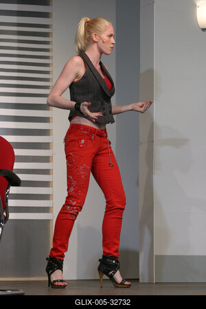 Mark Dunn: Öt nő az esőben-stock-foto