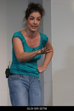 Mark Dunn: Öt nő az esőben-stock-foto