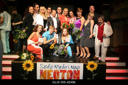 Szép nyári nap buli a Moulin Rouge-ban-stock-foto