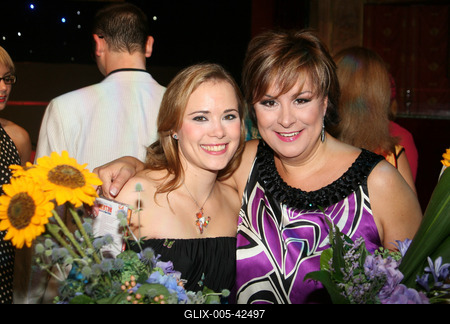 Szép nyári nap buli a Moulin Rouge-ban-stock-foto