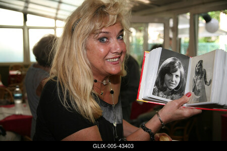 Táncdalénekesek, zenészek a Remízben-stock-foto