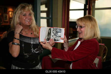 Táncdalénekesek, zenészek a Remízben-stock-foto