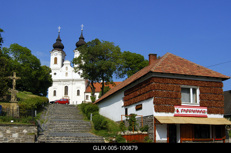 A Tihanyi Bencés Apátság és a Paprikaház-stock-foto