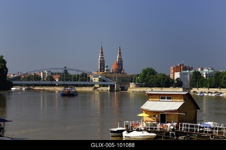 Szeged látképe a Tisza folyóval és a Belvárosi híddal-stock-foto
