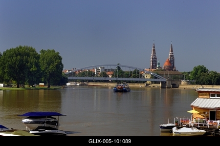 Szeged látképe a Tisza folyóval és a Belvárosi híddal-stock-foto