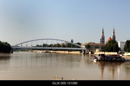 Szeged látképe a Tisza folyóval és a Belvárosi híddal-stock-foto