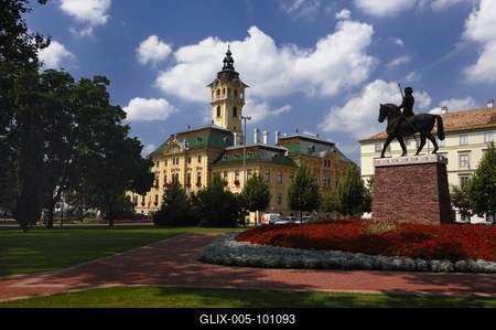 Szegedi városháza és IV. Béla lovasszobra-stock-foto