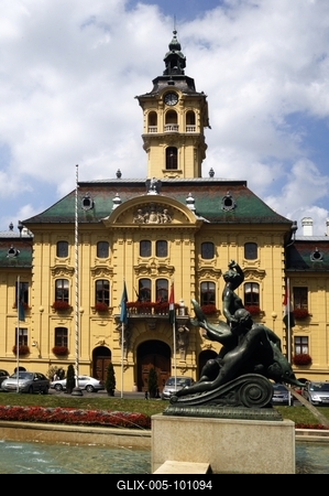 Szegedi városháza, előtérben az Áldáshozó és a Romboló Tisza szoborcsoporttal-stock-foto