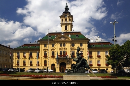 Szegedi városháza, előtérben az Áldáshozó és a Romboló Tisza szoborcsoporttal-stock-foto