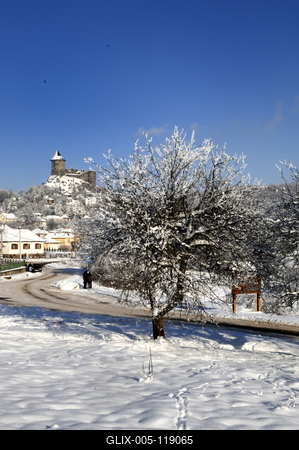 A somoskői vár a Somoskő település fölé magasodó vulkáni csúcson található, már szlovák területen.-stock-foto