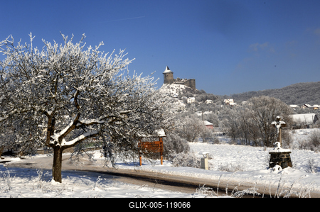 A somoskői vár a Somoskő település fölé magasodó vulkáni csúcson található, már szlovák területen.-stock-foto