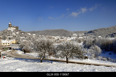 A somoskői vár a Somoskő település fölé magasodó vulkáni csúcson található, már szlovák területen.-stock-foto