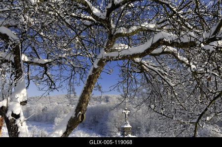 Útszéli kereszt Somoskő határában.-stock-foto