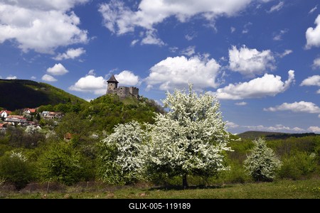 A somoskői vár a Somoskő település fölé magasodó vulkáni csúcson található, már szlovák területen.-stock-foto