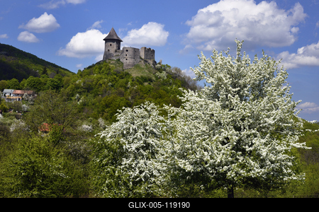 A somoskői vár a Somoskő település fölé magasodó vulkáni csúcson található, már szlovák területen.-stock-foto