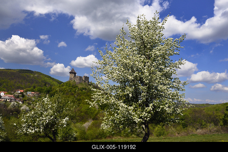 A somoskői vár a Somoskő település fölé magasodó vulkáni csúcson található, már szlovák területen.-stock-foto