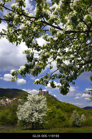 A somoskői vár a Somoskő település fölé magasodó vulkáni csúcson található, már szlovák területen.-stock-foto