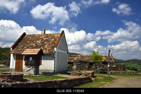 A Salföldi Major egy működő gazdaság életét és őshonos magyar háziállatfajtákat mutat be. A Major a Káli-medencében a Balaton-felvidéki Nemzeti Park információs és ökoturisztikai központja is egyben.-stock-foto