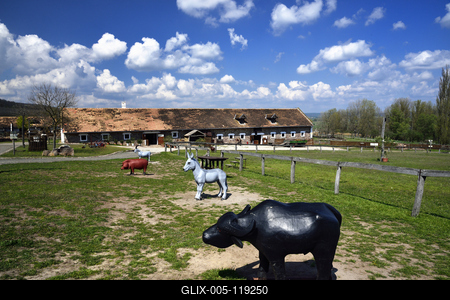 A Salföldi Major egy működő gazdaság életét és őshonos magyar háziállatfajtákat mutat be. A Major a Káli-medencében a Balaton-felvidéki Nemzeti Park információs és ökoturisztikai központja is egyben.
Állatszobrok a Majorban.-stock-foto