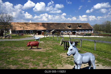 A Salföldi Major egy működő gazdaság életét és őshonos magyar háziállatfajtákat mutat be. A Major a Káli-medencében a Balaton-felvidéki Nemzeti Park információs és ökoturisztikai központja is egyben.
Állatszobrok a Majorban.-stock-foto