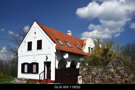 Salföld utcáin takaros kerteket és szépen felújított házakat találunk, melyek között sétálva megcsodálhatjuk a hajdani népi építészet jellegzetességeit.-stock-foto
