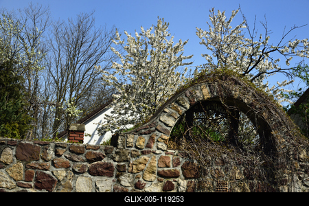 Salföld utcáin takaros kerteket és szépen felújított házakat találunk, melyek között sétálva megcsodálhatjuk a hajdani népi építészet jellegzetességeit.-stock-foto