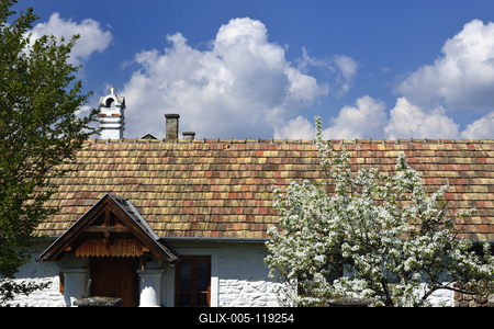 Salföld utcáin takaros kerteket és szépen felújított házakat találunk, melyek között sétálva megcsodálhatjuk a hajdani népi építészet jellegzetességeit.-stock-foto