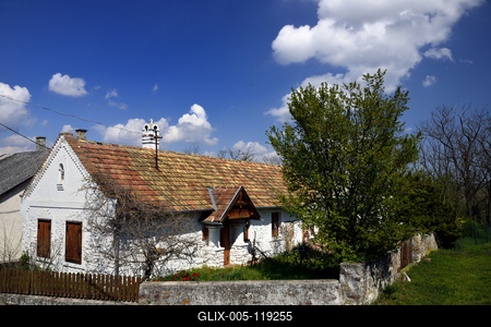 Salföld utcáin takaros kerteket és szépen felújított házakat találunk, melyek között sétálva megcsodálhatjuk a hajdani népi építészet jellegzetességeit.-stock-foto