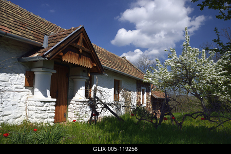 Salföld utcáin takaros kerteket és szépen felújított házakat találunk, melyek között sétálva megcsodálhatjuk a hajdani népi építészet jellegzetességeit.-stock-foto