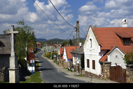 Salföld utcáin takaros kerteket és szépen felújított házakat találunk, melyek között sétálva megcsodálhatjuk a hajdani népi építészet jellegzetességeit.-stock-foto