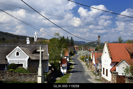 Salföld utcáin takaros kerteket és szépen felújított házakat találunk, melyek között sétálva megcsodálhatjuk a hajdani népi építészet jellegzetességeit.-stock-foto