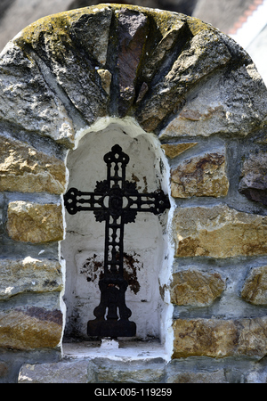 Salföld utcáin takaros kerteket és szépen felújított házakat találunk, melyek között sétálva megcsodálhatjuk a hajdani népi építészet jellegzetességeit.-stock-foto