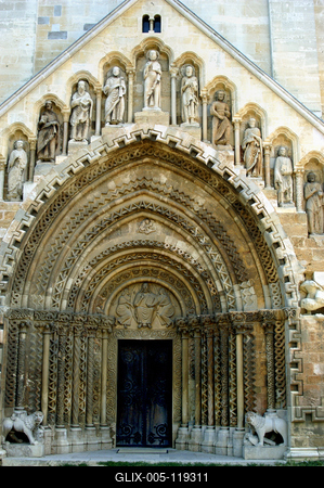 A Jáki templom bélletes kapuja-stock-foto