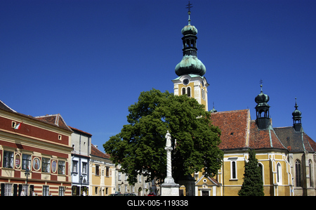Kőszeg, a Városháza és a Szent Imre-templom-stock-foto