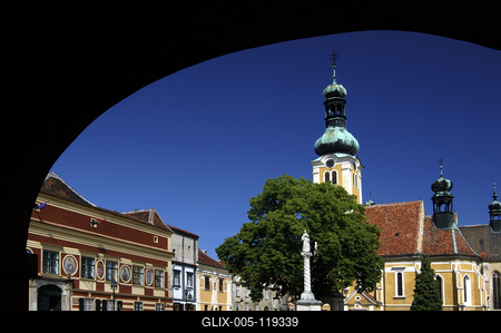 Kőszeg, a Városháza és a Szent Imre-templom-stock-foto