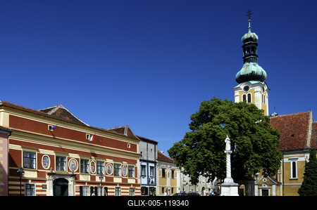 Kőszeg, a Városháza és a Szent Imre-templom-stock-foto