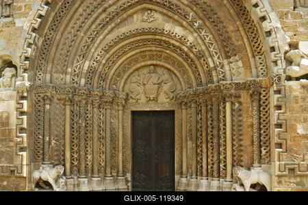 A Jáki templom bélletes kapuja-stock-foto