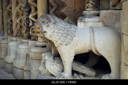 A Jáki templom bélletes kapuja-stock-foto