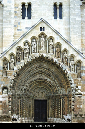 A Jáki templom bélletes kapuja-stock-foto