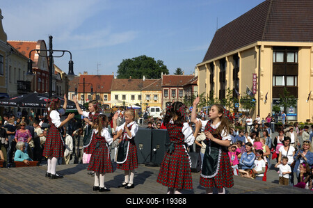 Kőszeg, néptáncosok a Fő téren-stock-foto