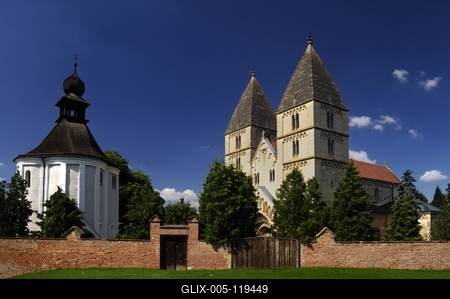 A Jáki templom és a Szent Jakab-kápolna-stock-foto