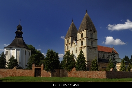 A Jáki templom és a Szent Jakab-kápolna-stock-foto