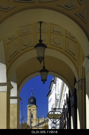 Debrecen belvárosa a Református Nagytemplommal-stock-foto
