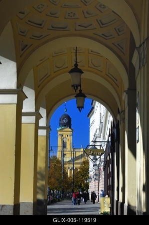 Debrecen belvárosa a Református Nagytemplommal-stock-foto