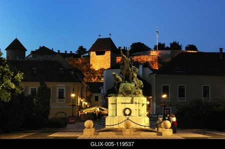 A vár és a Dobó István tér Egerben-stock-foto